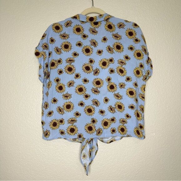 No Boundaries Blue Sunflower Tie Front Shirt & Short Set - Picture 9 of 13
